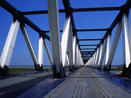 跨黄河管杆结构铁路桥
